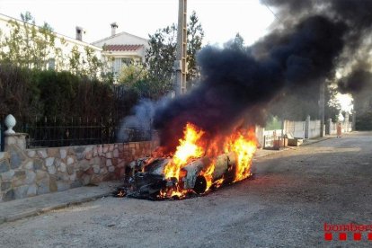 Momento del incendio del coche.