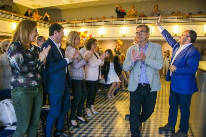 Fernández saluda somrient al públic del Teatret del Serrallo mentre Martín aplaudeix.