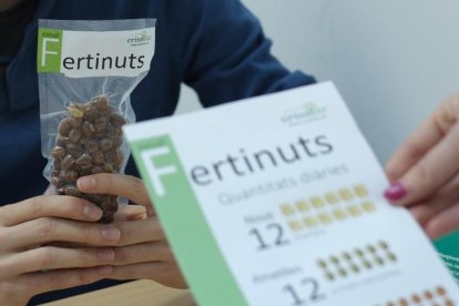 La dieta occidental no saludable complementada con nueces, avellanas y almendras puede ayudar a mejorar el deseo sexual y la función orgásmica, según este estudio.