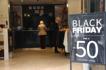 Plano abierto de un comercio que se ha adherido al Black Friday en Tarragona.