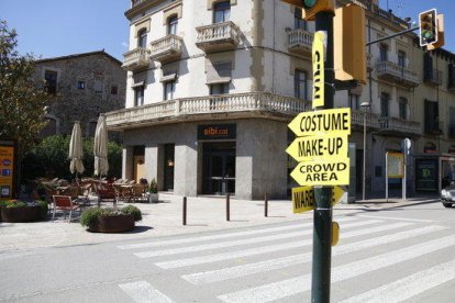 El centre de Besalú amb cartells del rodatge d'HBO.