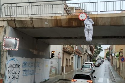 imatge del ninot amb la cara de Junqueras que han penjat en un pont de Sant Vicenç dels Horts.