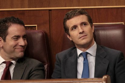 El líder del PP, Pablo Casado, y su secretario general, Teodoro García Ejea, en el Congreso durante el debate de investidura, el 22 de julio de 2019.