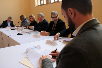 Los responsables de la Diputació de Tarragona, alcaldes y representantes de entes turísticos firmando el convenio Corner.