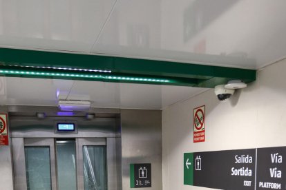 El elevador mujer acceso en las vías 1, 3, 5 y 7 y la salida de la estación.