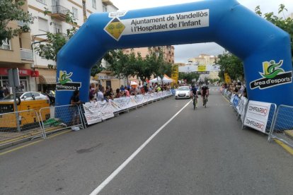 Imagen de la línea de meta de la competición de ciclismo.