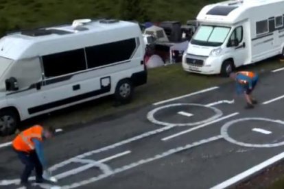 Imatge d'un dels penis pintats a una carretera del Tour de França.