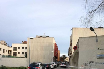 La calle se encuentra acordonada por la policía.