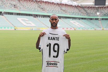 José Kanté durante la presentación en el Legia de Varsovia polaco.