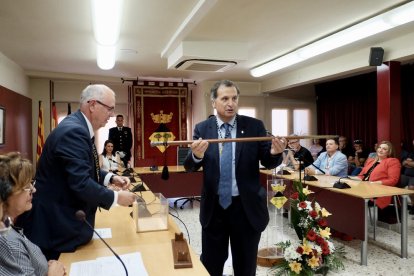 Alfons Garcia en la sala de plenos del Ayuntamiento de Vandellòs.