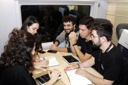 Un dels grups participants a la Hackathon de TrenLab durant el trajecte de l'AVE Madrid-Barcelona.