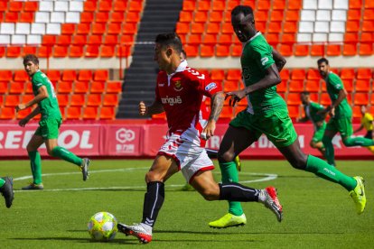 Pol Ballesteros intenta marxar d'un rival durant el Nàstic-Cornellà del passat diumenge.