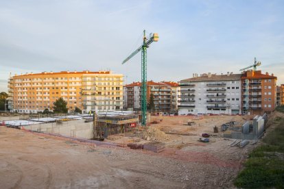 Terrenys situats al costat de la futura escola Arrabassada, on es construirà l'institut.