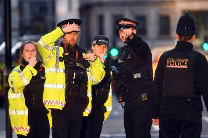 La policia britànica al lloc dels fets.