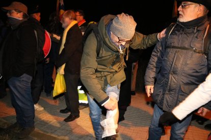 Pla obert d'un ciutadà amb una ferida al genoll en una actuació policial per desallotjar gent del mig de la calçada per al pas de la comitiva que trasllada Forcadell a la carretera de la presó de Mas d'Enric. Imatge de l'1 de gener del 2019