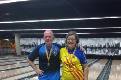 Maribel Monfort con el campeón masculino de la categoría.