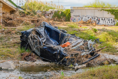 Estado en que está el coche localizado a pocos metros de distancia de uno de los puentes del ferrocarril.