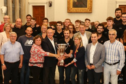 La presidenta del Reus Deportiu con la Supercopa de España.