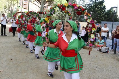 Al arribar al Santuari, els diferents elements també han fet el seu ball davant del temple.