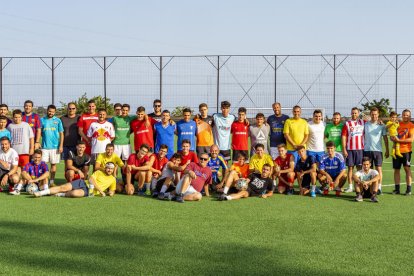 Participants als partits de futbol de la jornada dedicada a recaptar diners per la lluita contra el càncer.