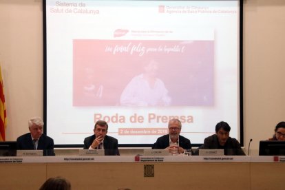 Plan|Plano general de la rueda de prensa de presentación de la campaña de detección de la hepatitis C, con Joan Colom, Carmelo Gómez, Teresa Casanovas, Rafael Esteban y Javier García-Samaniego