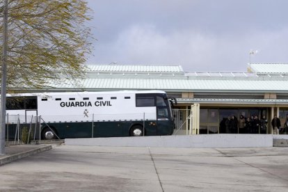 El autobús de la Guardia Civil llegando a Soto del Real.