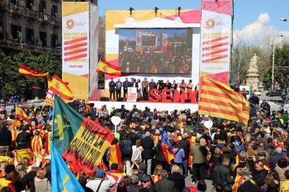 Plano abierto del escenario de la manifestación de Societat Civil Catalana, en la estación de Francia el 18 de marzo del 2018.