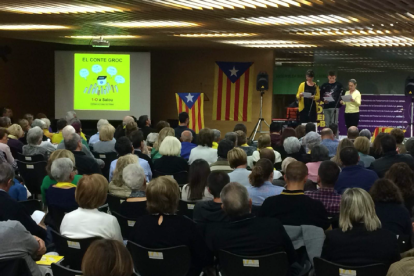 Lectura d'un fragment del conte groc per part dels actors Marta Llorens, Pau Nogués i Betty Martí, acompanyats al piano per Marc Torres, membre del grup musical Beiats.