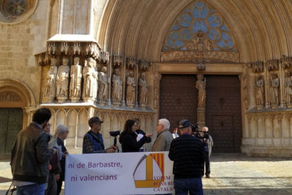 Imatge del col·lectiu davant la Catedral.