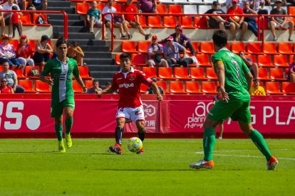 Jorge Carreón condueix una esfèrica durant el Nàstic-Cornellà del passat diumenge al Nou Estadi (2-2).