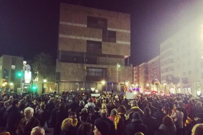 Los manifestantes se han concentrado delante de la Subdelegación de Gobierno de Tarragona.