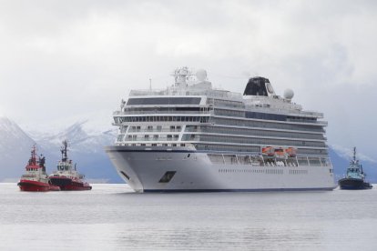 El Viking Sky arribant a port.