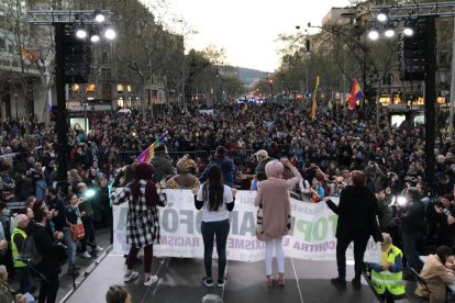 Pla general de la manifestació després que hagi arribat a la cruïlla entre Passeig de Gràcia i Gran Via de les Corts Catalanes.