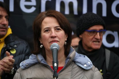 La presidenta de l'ANC, Elisenda Paluzie, davant la seu de la Comissió Europa a Barcelona.