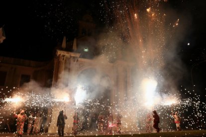 Los integrantes del Baile de Diablos de Reus, durante la noche delante del santuario.