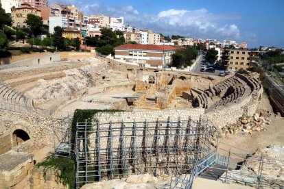 L'amfiteatre romà de Tarragona, ja tancat al públic provisionalment, amb les bastides instal·lades fa un temps a la graderia remodelada, en primer terme.