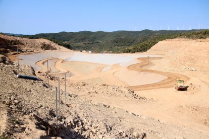 Pla general del primer dels quatre vasos de l'abocador de Riba-roja que es construeix a la zona de els Valls, amb les màquines operant aquest divendres.