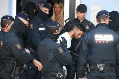 Momento de una de las detenciones en el barrio de Campclar.