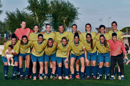 La plantilla del Riudoms femenino antes de iniciar uno de los partidos de la temporada de este año.