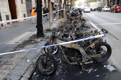 Pla de les motos calcinades a la Rambla de Tarragona envoltades per un cordó de seguretat de la Guàrdia Urbana.