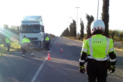 Els Mossos d'Esquadra van aturar-lo en un control policial a vehicles professionals perquè circulava amb excés de pes.