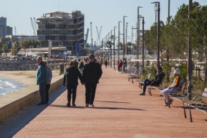 El nou passeig va acollir un elevant nombre de vianants durant la jornada d'ahir, diumenge.