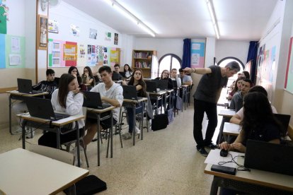 Una aula amb alumnes asseguts durant les proves PISA al Col·legi La Mercè de Martorell.