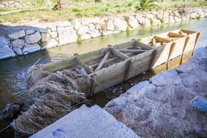 El pontet de madera lleva en esta situación desde inicios del pasado mes de octubre.