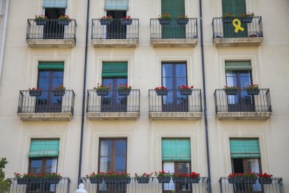 La nova imatge que ofereix l'edifici de la Rambla, després de la intervenció de Flors als Balcons.