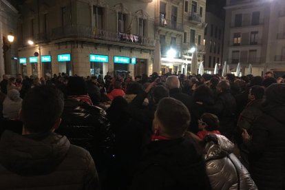 La concentración, que reunió a unas 400 personas, llegó hasta la plaza del Mercadal pidiendo la salvación del equipo.