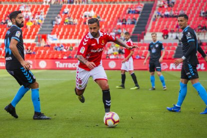 Javi Márquez conduïnt l'esfèrica en l'últim partit del Nàstic a Segona A la temporada passada.