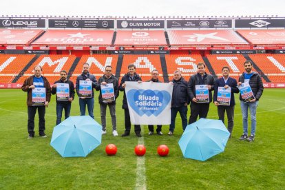 Algunos de los alcaldes de los municipios afectados y miembros de la Riuada Solidaria y del Nàstic en el Nou Estadi.