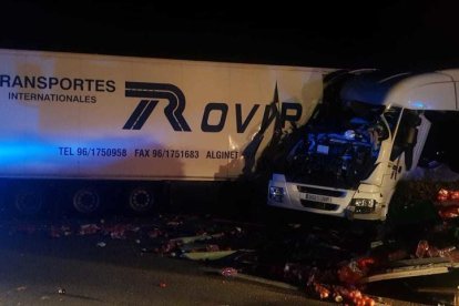 Imatge de l'accident entre dos camions a l'AP-7 a Reus.