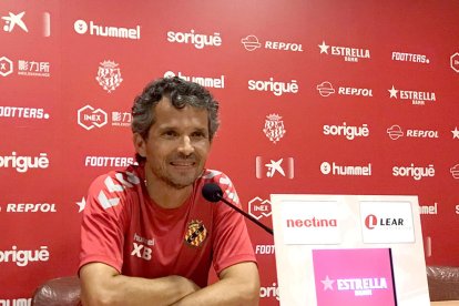 El tècnic grana, Xavi Bartolo, durant la roda de premsa d'aquest divendres.